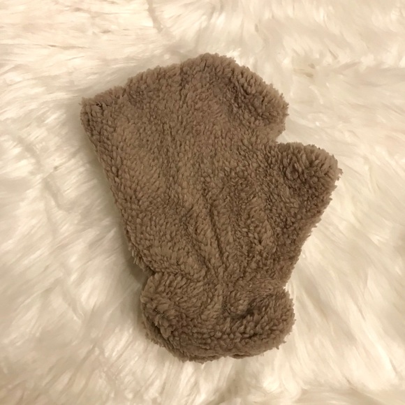 Brown furry animal fingerless hand warmers - Picture 3 of 8